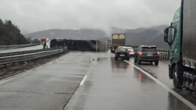 ТИР се обърна на АМ &bdquo;Хемус&ldquo; след първия тунел в посока Ботевград (СНИМКИ)