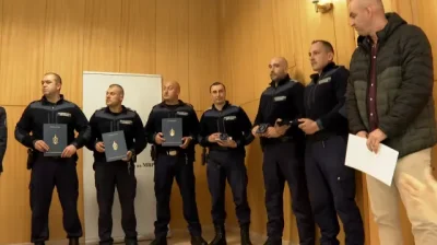 Емил Дечев награди полицаите, спасили висящото дете в Ямбол  