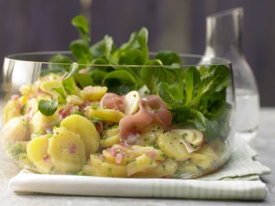 Цветница с Lupa.bg: Зелена картофена салата (с пушена сьомга и ябълка)