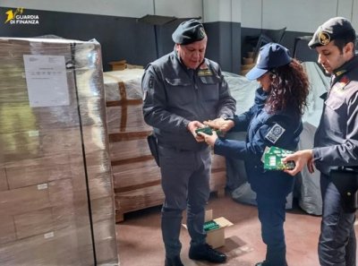 Над 150 000 български свещи с италианско знаме открити в Бари