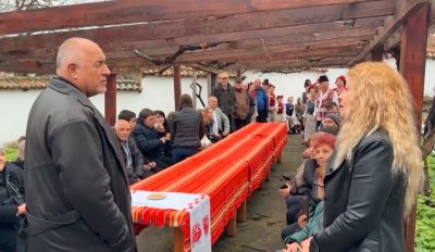 В Алфатар посрещнаха Борисов на празна маса, ето как се пошегува той