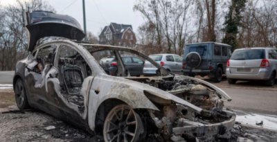 Кола пламна на червен светофар