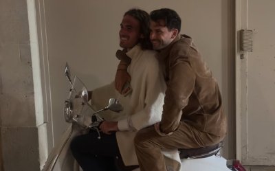 Ride or die: Гришо приклещи Циципас на скутер