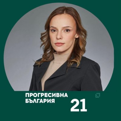 Само в Lupa.bg: Ето я кифлата Симона, която се кисне в джакузито на Радев в "Анел"