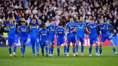 Дузпи пратиха Футболист №1 и Лийдс на полуфинал