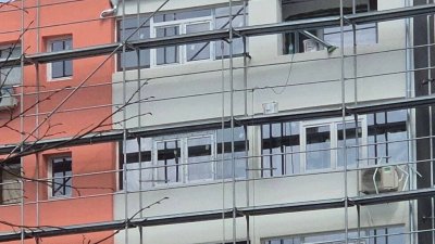 Работник бере душа след падане от скеле в Бургас