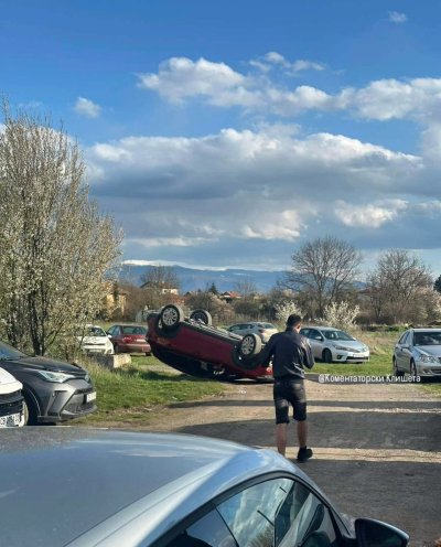 Скандал на мач от Трета лига: Фенове обърнаха автомобил на съдия