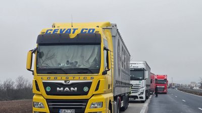 Интензивен трафик за товарни автомобили на "Капитан Андреево"