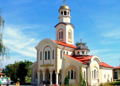 Кметът на Елин Пелин с нов рекорд: Венец 1 км обви църквата в града (СНИМКИ)