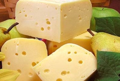 Швейцарски учени решиха пробелема с изчезващите дупки на сиренето "Ементал"