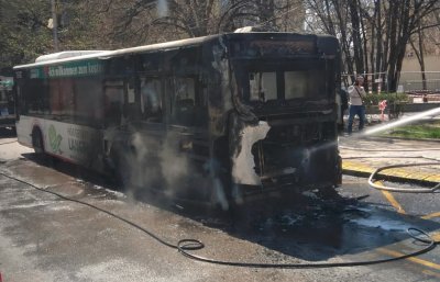 Огнен ад: Автобус пламна в движение в центъра на Пловдив (СНИМКИ)