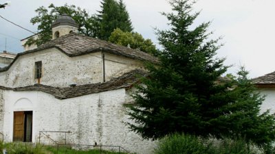 От 11 години: Кандило с Благодатния огън не спира да гори в храм в Смолян 