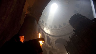 Благодатният огън слезе в храма на Божи гроб в Йерусалим