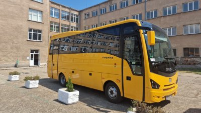 Кабинетът осигурява 2,5 млн. евро за превоз на ученици