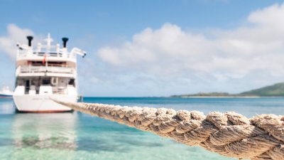 30 души бяха евакуирани от круизен кораб, заседнал на риф във Фиджи