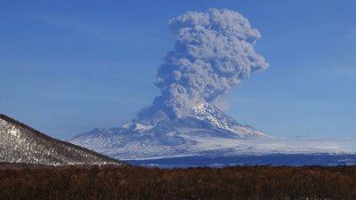 Полетите под заплаха: Вулкан в Камчатка изригна, изхвърли пепел на 7 км