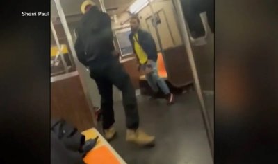 Мъж кла с мачете трима в метрото в Манхатън, полицай го простреля