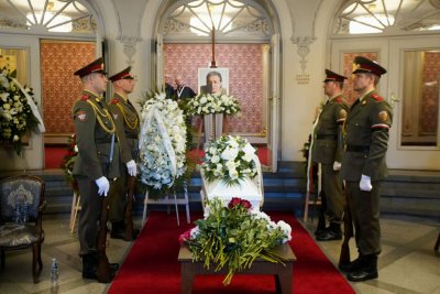 Стотици изпращат Мишо Белчев: Сбогом, Рицарю на любовта! (СНИМКИ)