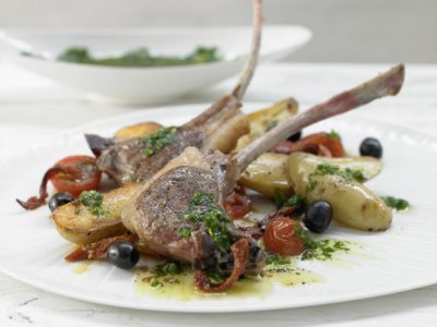 Великден с Lupa.bg: Агнешки котлети и картофки с чери, сушени домати, маслини, аншоа