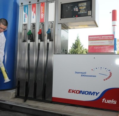 След отнето предимство: Кола се заби в колонка на бензиностанция