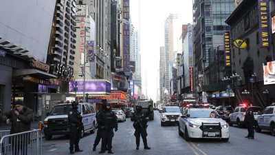 Полицаи застреляха мъж, нападнал тълпа с мачете