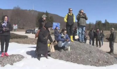 Близки на загиналите в случая &bdquo;Петрохан&ldquo; поставиха паметна плоча