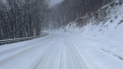 Сняг изненада шофьорите на прохода Шипка