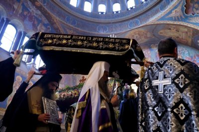 На Разпети петък: Миряните се поклониха пред светата плащаница в храма