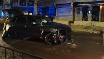 Пешеходци оцеляха на косъм след мощен удар между две коли в Бургас (ВИДЕО)