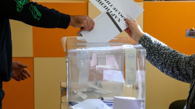 Екзитпол в 15,30 часа: Радев - 37,6%; ГЕРБ пада още; 7 партии в парламента