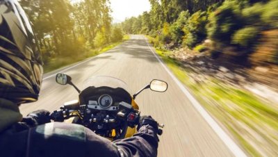 Полицейско преследване в Бяла черква завърши с катастрофа във входна врата