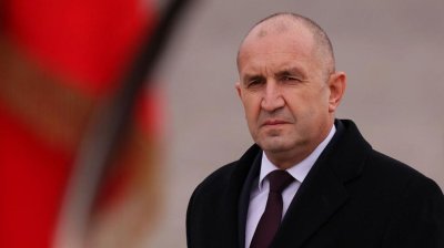 Румен Радев упражни правото си на вот Той гласува с машина в