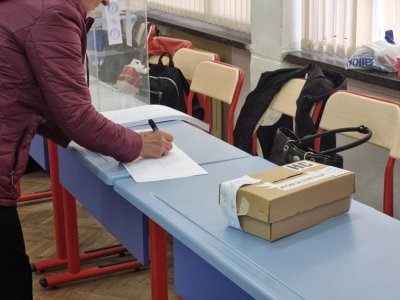 Строги мерки пред урните: Какво е забранено в изборните секции