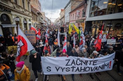 Хиляди на площада срещу копейката Фицо - ще си ходи ли при Орбан? (СНИМКИ)