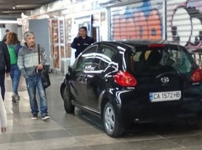 Кола без шофьор &bdquo;паркира&ldquo; в подлеза на Орлов мост
