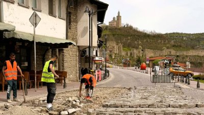 Предизборно: Започна пренареждането на паветата пред "Царевец"