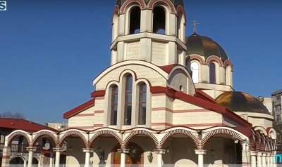 Лекари лекуват в храм в Бургас 