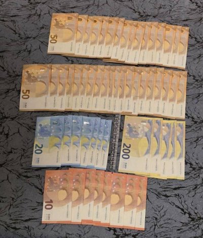 Полицаите с нов удар: Задържаха мъж с тетрадка с имена на хора и 1950 евро