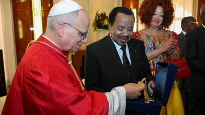 Папа Лъв пристигна в Камерун, посрещна го премиерът Жозеф Нгуте