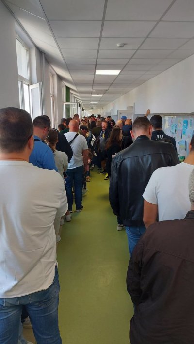 Дълги опашки се извиха пред урните в цялата страна 