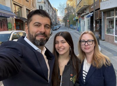 Петков гласува с Линда и с дъщеря си (ВИДЕО)