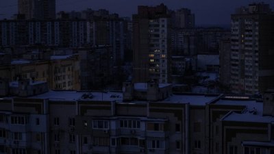 Руски обстрели по енергийната мрежа на Украйна оставиха близо 500 хил. души без ток