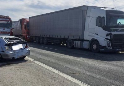 Верижна катастрофа с два камиона затруднява движението по АМ &bdquo;Хемус&ldquo;