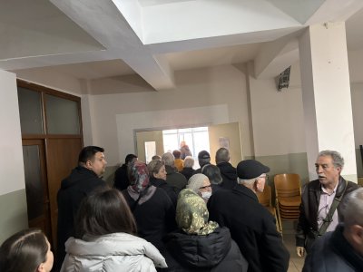 Още с отварянето: Опашки пред секциите в Истанбул