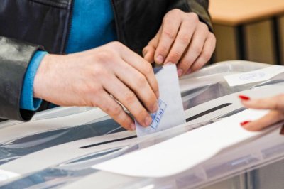 Проверка на полицията в изборна секция в Хасково