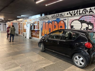 Ето как паркира автомобилът без шофьор в подлеза на "Орлов мост" (ВИДЕО)