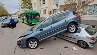 Екшън в Хасково: Електрически автобус помете три коли (ВИДЕО)