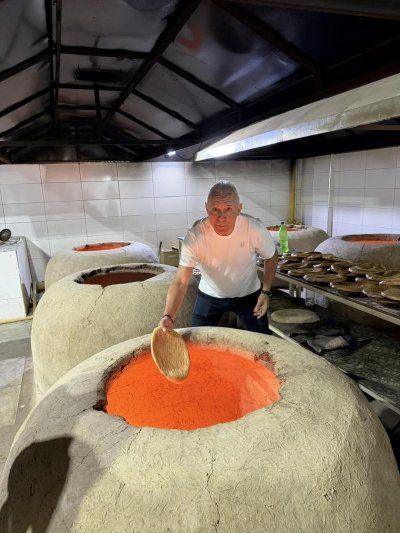 Стоичков пропусна дербито, пече хляб в Туркменистан (СНИМКИ)