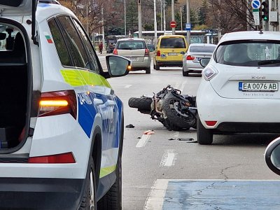 Катастрофа в центъра на София: Две коли и мотор се помляха в столицата (СНИМКИ)