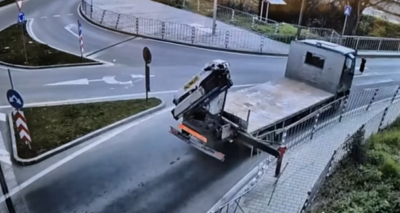 Камион помете тротоарно ограждение в Стара Загора, шофьорът избяга